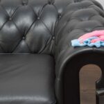 A melhor maneira de limpar um sofá de couro, de acordo com um profissional