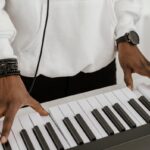 Alto ângulo de musico tocando teclado elétrico