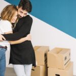 Casal abraçado depois de se mudar para seu apartamento