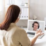 Mulher trabalhando com video-chamada no computador