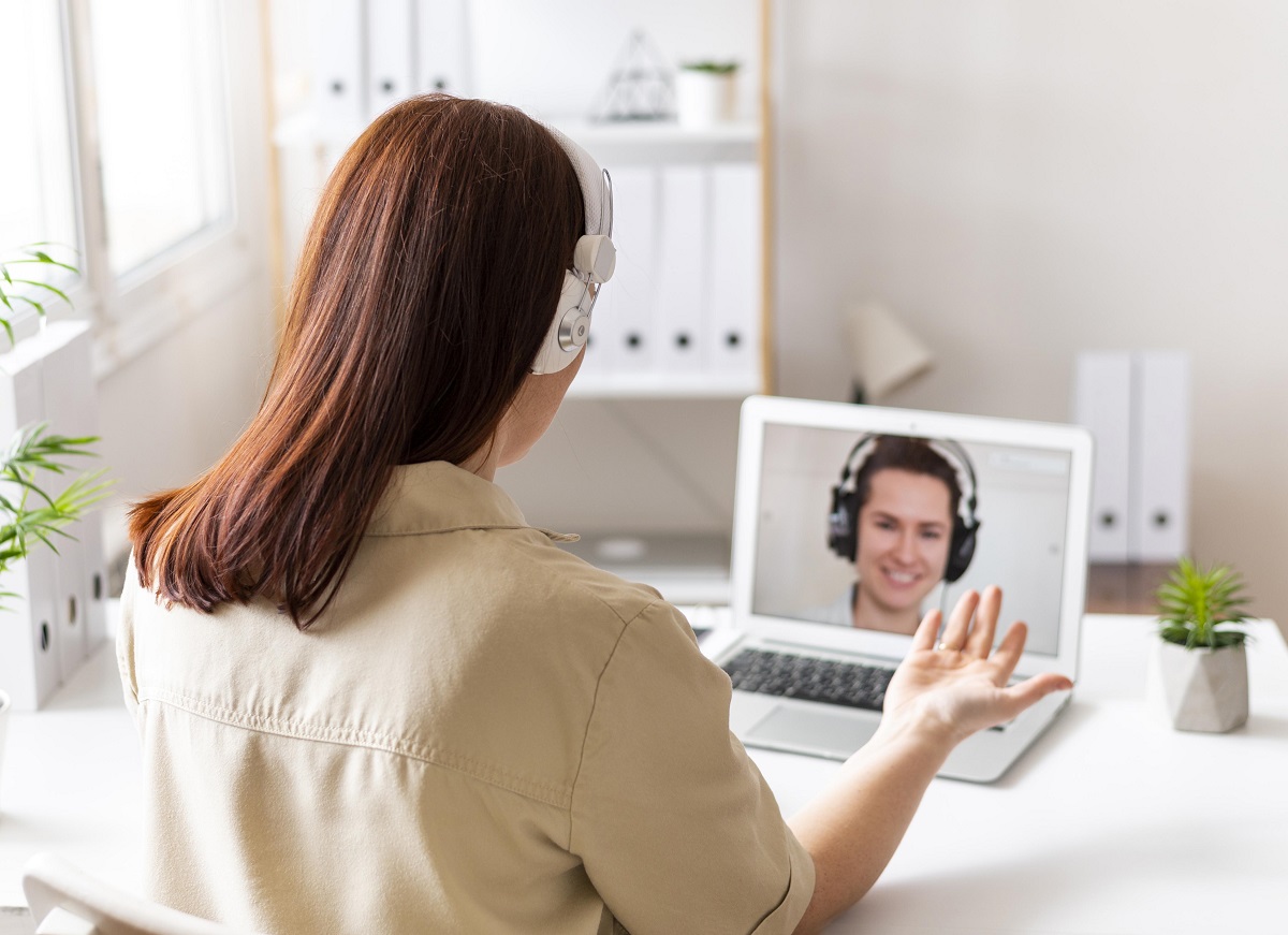 Mulher trabalhando com video-chamada no computador