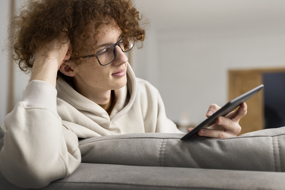 Pessoa jovem utilizando celulara para atendimento de plataforma digital