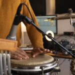 Músico de vista frontal trabalhando em estúdio