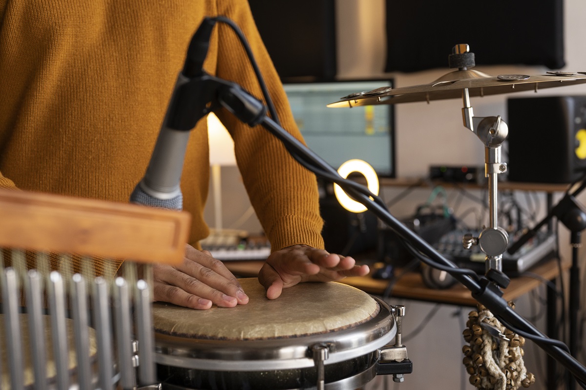 Instrumentos de percussão: como começar, principais modelos e dicas de evolução 1 Músico de vista frontal trabalhando em estúdio