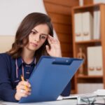 Mulher preparando anamnese